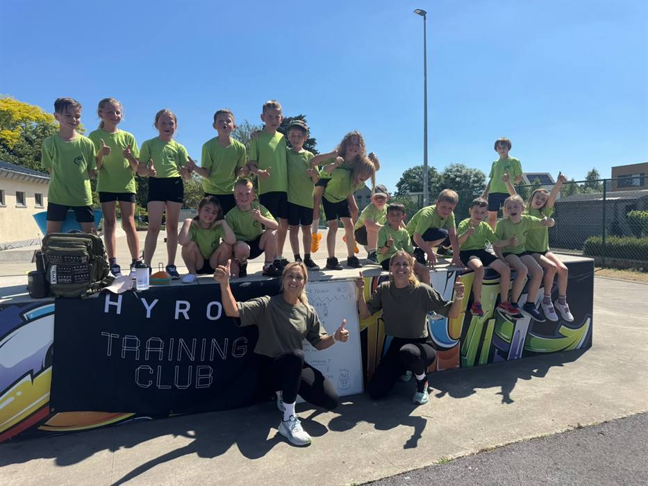 Anke en Ellen met een groep kinderen tijdens een HYROX-initiatie