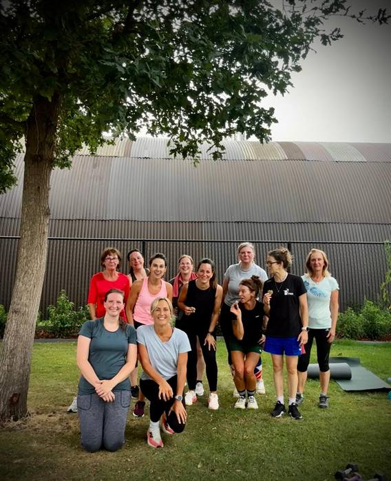 Groepsfoto van een bootcamp onder een grote boom