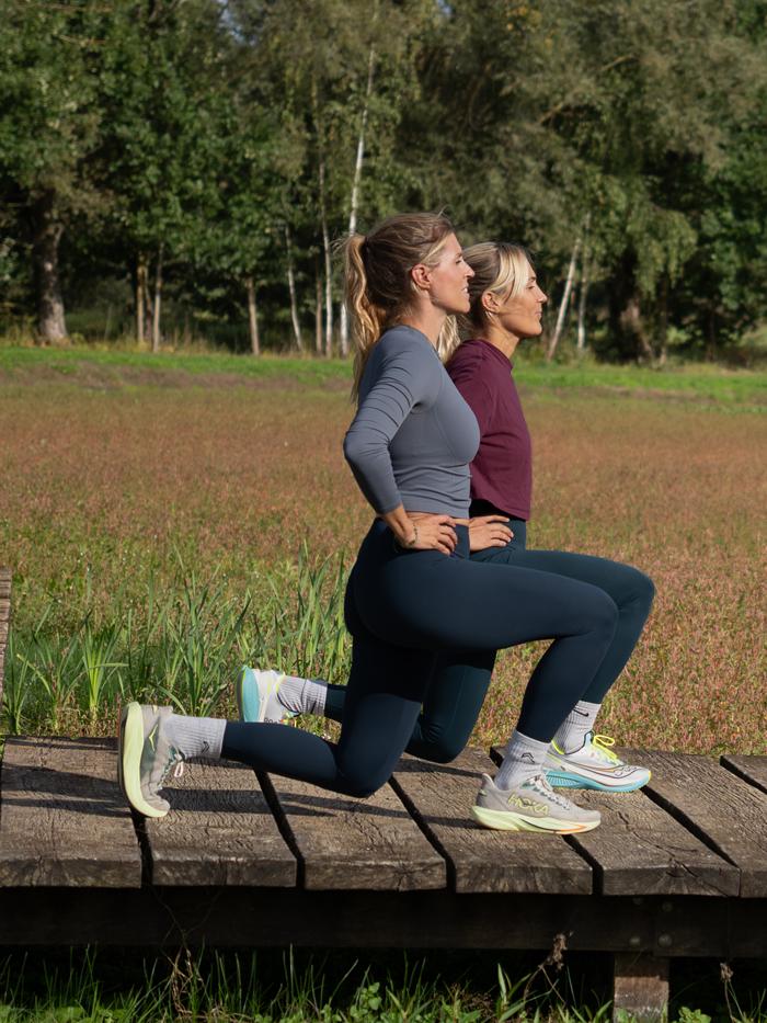 Anke en Ellen maken samen een uitval op een houten vlonder in het veld
